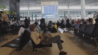 Пет летища в Индонезия бяха отворени, вулканът Кракатау продължава да е активен