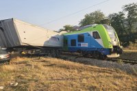 Пътнически влак удари камион на прелез във Врачанско (СНИМКИ)