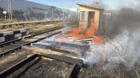 Пожар в района на жп гара Горно Сахране блокира железопътния трафик по Подбалканската линия София &ndash; Бургас (СНИМКИ)