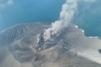 7 летища в Индонезия остават затворени заради изригнал вулкан