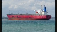 Двама моряци са в неизвестност след като танкер експлоадира в Ормузкия проток