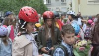С каски на училище: По необичаен начин посрещнаха първия учебен ден в столично училище