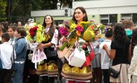 Народни традиции оживиха първия учебен ден в 51-во СУ в София (СНИМКИ)