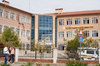 Трима от 11 ранени ученици са в критично състояние след стрелба край турско училище
