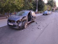 Украинец помете паркирана кола и се заби в стълб в бургаски квартал (СНИМКИ И ВИДЕО)