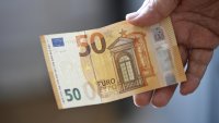 Помощите заради скъпите горива: Започна изплащането на 50 евро за около 500 000 души &ndash; има ли проблеми в страната?