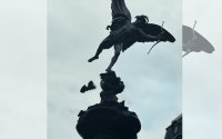 Властите в Лондон обсъждат бъдещето на статуя на Банкси в центъра на британската столица