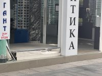 Полицейска кола се заби във витрина на оптика след гонка в центъра на Бургас