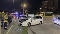 Два автомобила се сблъскаха на кръгово кръстовище в Бургас, единият се обърна по таван (СНИМКИ)