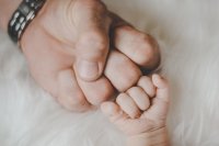 Осиновяването в България: 1500 кандидати чакат, а хиляди деца остават извън регистъра