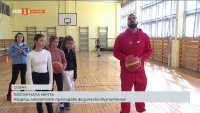 Незрящият лекоатлет Александър Цоканов преподава физическо възпитание в столицата