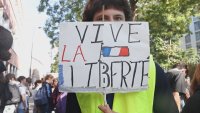 Франция в очакване на още ученически протести, 15-годишен загуби ръката си в Ланс