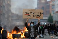 Сълзотворен газ, сблъсъци с полицията и хиляди арестувани: Ученическите протести във Франция продължават