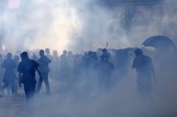 Франция пламна: Сълзотворен газ, вандализъм и палежи в най-мащабния ден от началото на ученическите протести
