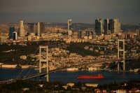 Рухна 7-етажна сграда в Истанбул, седем души са под развалините