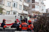 Рухна 7-етажна сграда в Истанбул, седем души са под развалините