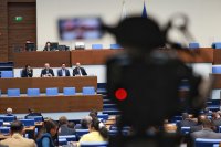 Високите цени, мантинелите и полетите на политиците: Остър сблъсък между премиера Радев и опозицията в парламента