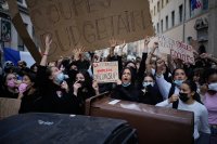 Протестите във Франция ескалират: 215 ранени ученици и близо 600 затворени училища