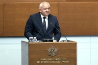 Вътрешният министър беше изслушан в парламента за полетите на Пеевски, от ДПС атакуваха