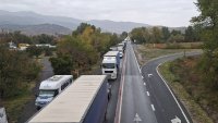 Километрично задръстване в Кресненското дефиле заради самозапалил се тир (ВИДЕО)