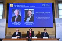 С Нобелова награда за икономика бяха отличени американците Робърт И. Хол и Майкъл Удфорд
