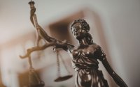 Съдът разглежда Европейска заповед за арест спрямо двама души, обвинени за подпалването на антени на &bdquo;Старлинк&ldquo;