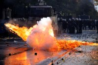 Сълзотворен газ, сблъсъци с полицията и коктейли "Молотов": 120 ранени полицаи, 500 души в ареста в петия ден на масовите студентски протести в Албания