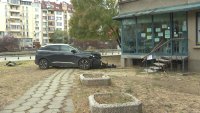 Кола се блъсна в блок в София, няма кой да изтегли повреденето превозно средство