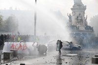 "Разходите за живот са ужасяващи": Протестите във Франция - сблъсъци, палежи, грабежи и вандализъм