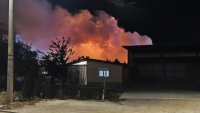 Пожар изпепели покрива на къща в квартал "Коматево" в Пловдив (СНИМКИ)