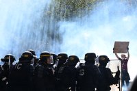 "Разходите за живот са ужасяващи": Протестите във Франция - сблъсъци, палежи, грабежи и вандализъм