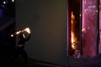 Втора нощ на сблъсъци в Албания: Протестиращите подпалиха Министерството на образованието