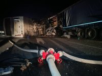МВР: Двамата шофьори са загинали на място при катастрофата между автобус и тир