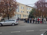 Дълги опашки за гласуване в Белград (СНИМКИ)