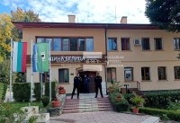 Акция на ГДБОП и ДАНС в Белица: Проверяват обществени поръчки, кметът беше изведен с белезници