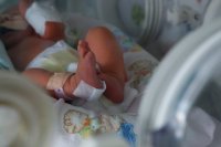Едва 750 грама: Лекари в Бургас спасиха бебе, родено почти четири месеца по-рано