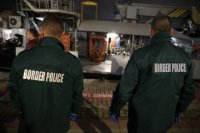 Моряците от ударения контейнеровоз пристигнаха във Варна (СНИМКИ)