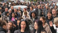 Привърженици на задържаните кметове на Белица и Сунгурларе излязоха на протест пред съда в Бургас