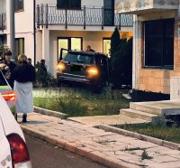 Джип навлезе в двор и спря до фасадата на жилищна сграда в Несебър