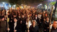 Факелно шествие за Деня на будителите: деца и учители преминаха със запалени факли през центъра на Бургас (СНИМКИ)
