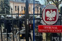 Напрежение в Полша: Полиция в Конституционния съд след опит за нахлуване на демонстранти