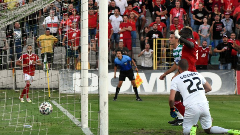 ЦСКА София изтръгна късно реми срещу Черно море в мач с много емоции