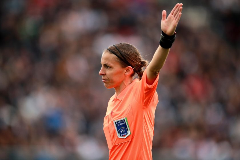 пръв път историята жена ръководи мач лига европа