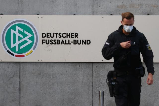полицията нахлу офисите германския футболен съюз
