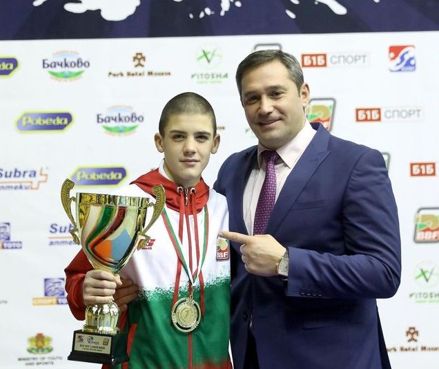 Кристиян Цветанов с награда за най-добър боксьор на Европейското в София