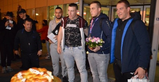 Посрещнаха с погача последните български медалисти от европейското в Москва