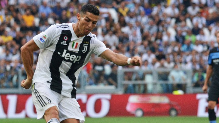 полиция ескортира роналдо