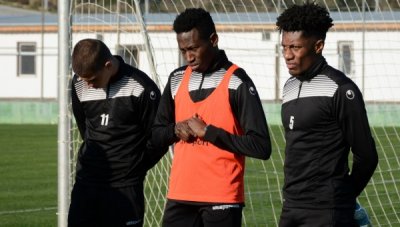 Черно море взе юноша на Тотнъм и централен бранител