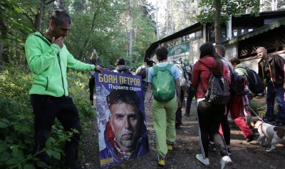 Стотици почетоха Боян Петров с поход до Копитото (видео)