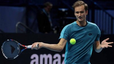 Медведев е на полуфинал в София